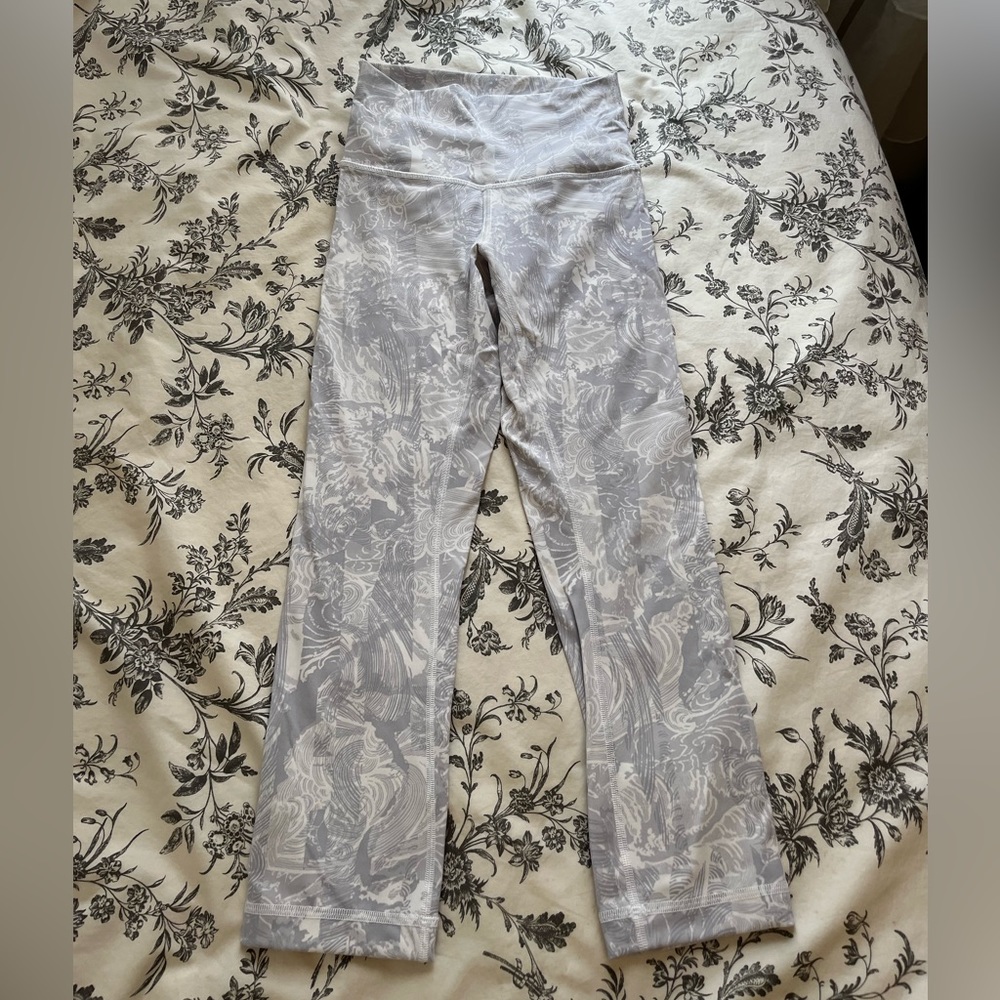 Lululemon Slightly Cropped Patterned Leggings Size 2
